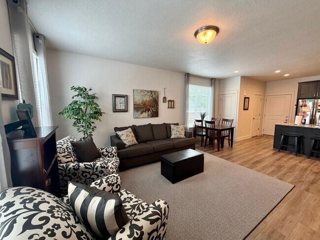 Foto del edificio - Gorgeous Like-New Townhome