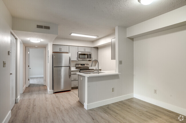 2BR, 1BA - 777SF - Golfview Apartments