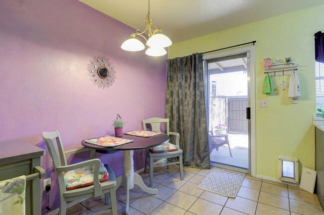 Foto del edificio - Updated 2 Bed/2.5 Bath Townhome in Great W...
