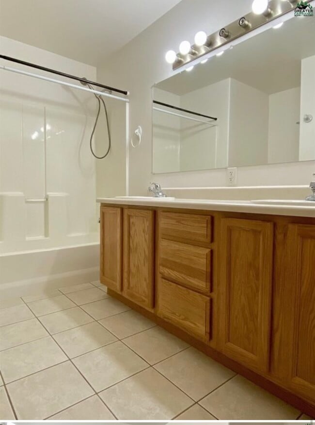 Building Photo - 1427 Garay St