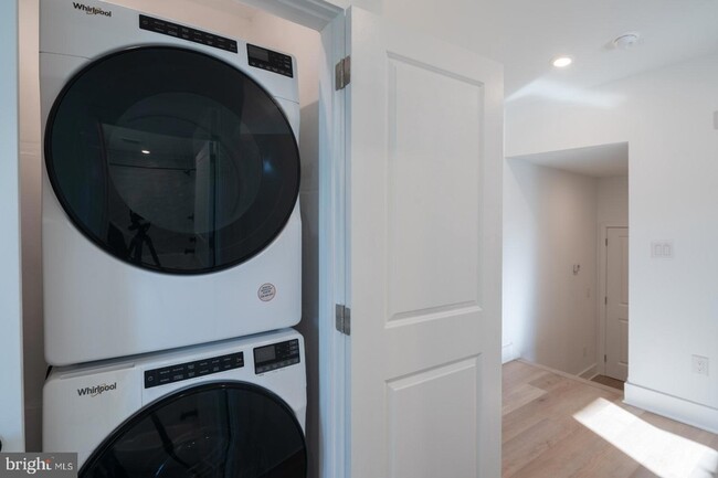 Building Photo - 1513 W Girard Avenue Unit 5