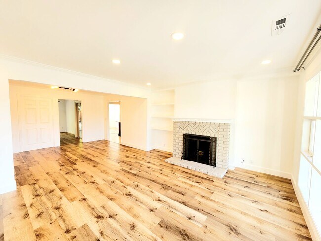 Building Photo - Lovely pet friendly home