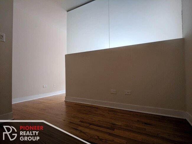 Building Photo - 643 W Wrightwood Ave
