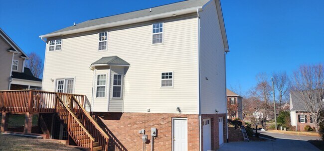 Foto del edificio - Nice 2 story brick home near Reagan High School