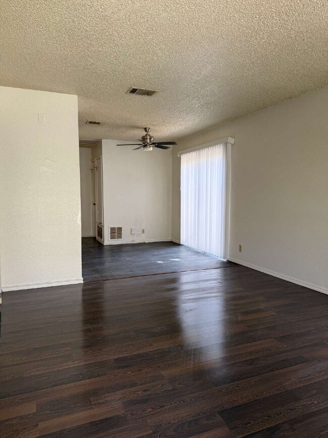 Building Photo - Affordable Three Bed/Two Bath in Leon Vall...