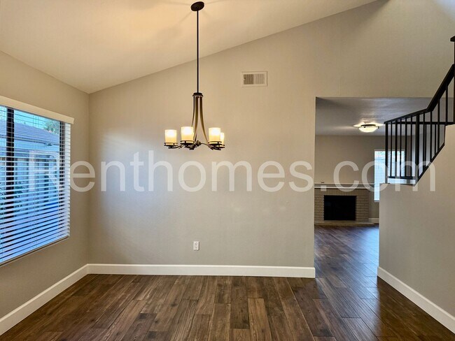 Foto del edificio - 13513 Hike Ln