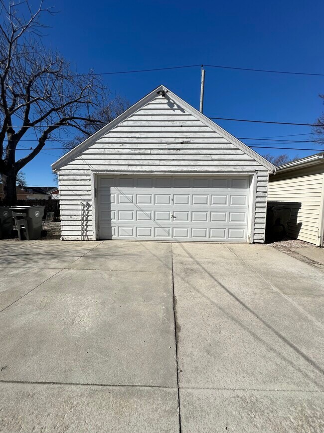 Building Photo - Cozy 4bd/1ba Whitefish Bay Townhouse Avail...