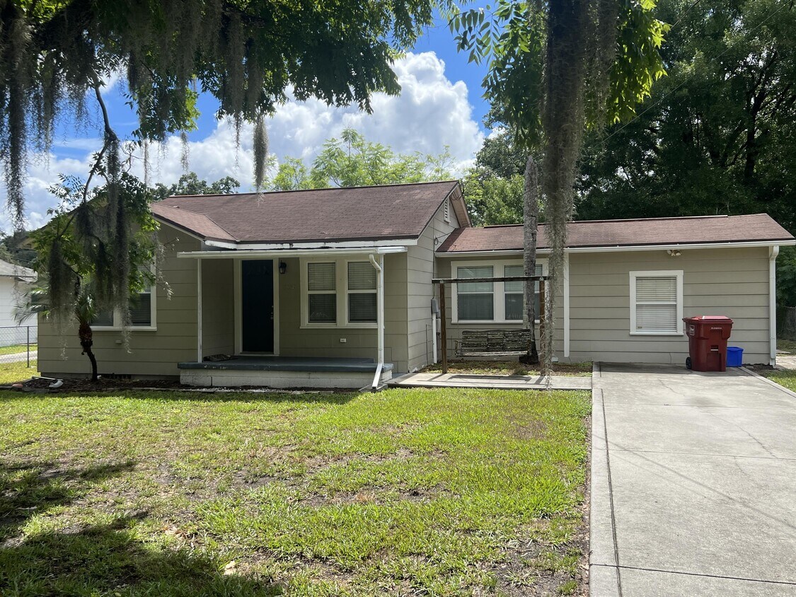 Primary Photo - 1004 N Gordon St