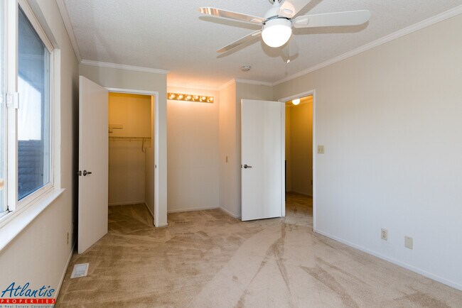 Foto del edificio - Beautiful Condo | Carport