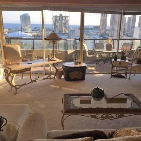 Living Room & Deck - 1221 Victoria St
