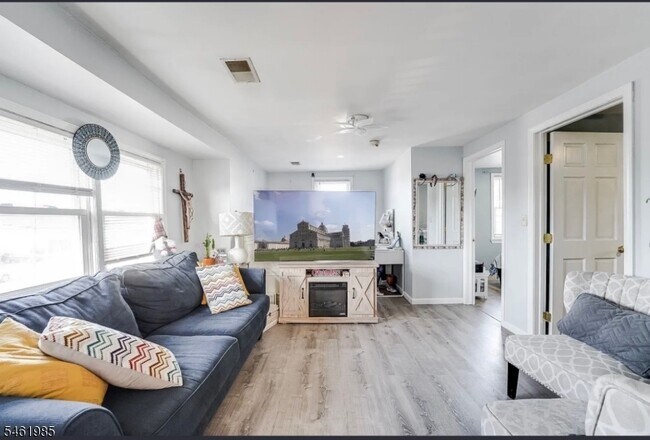 Foto del edificio - 327 Stover Ave