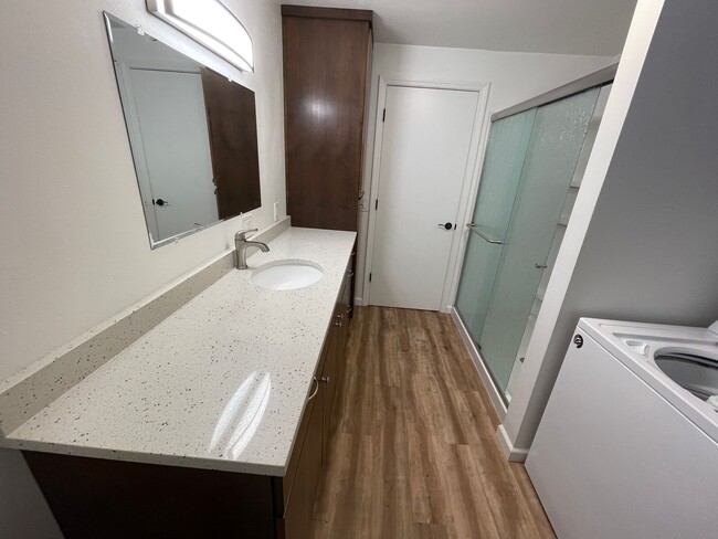 Foto del edificio - Completely Updated 2 Bdrm Home