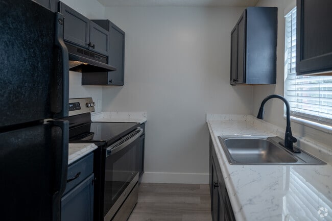 1BR, 1BA - 980SF - Kitchen - Avner Holdings