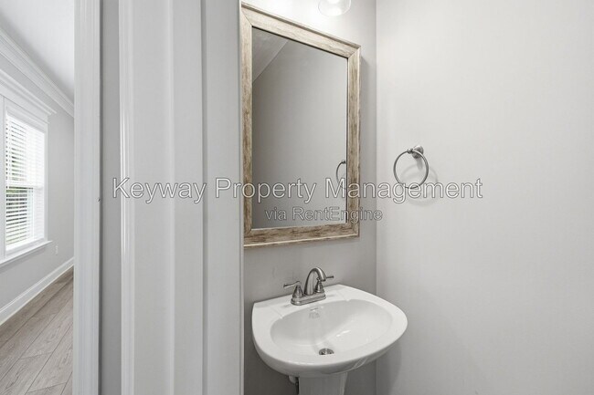 Foto del edificio - 228 Linsmore Ave