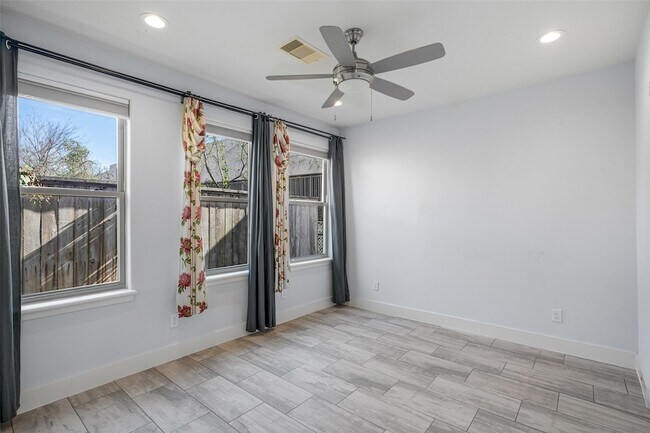 Foto del edificio - 2324 Camden Dr