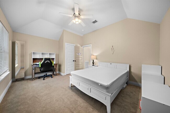 Building Photo - 22634 Cascade Springs Dr
