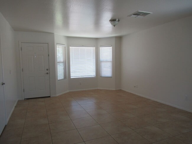 Building Photo - Spacious Home in Gated Community!