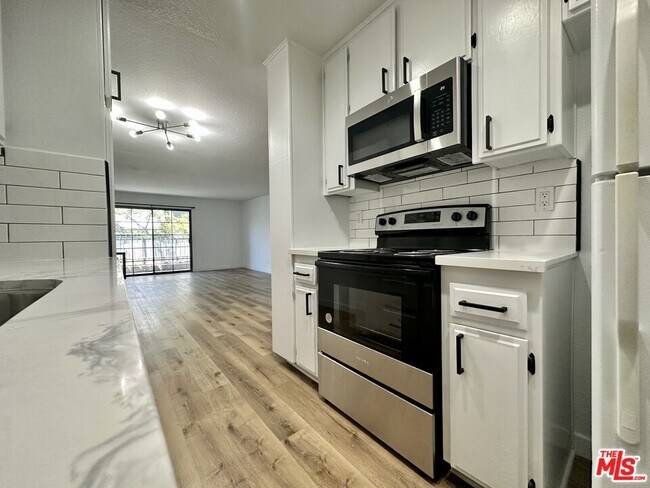 Foto del edificio - 5240 Whitsett Ave