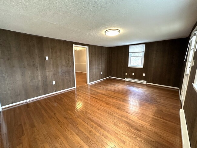 Building Photo - Updated 3 Bedroom Duplex in Finksburg