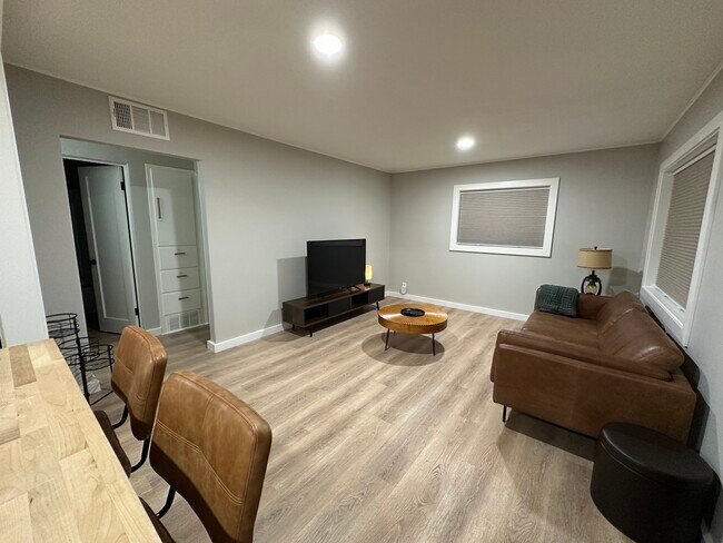 Building Photo - 407 W Iowa St