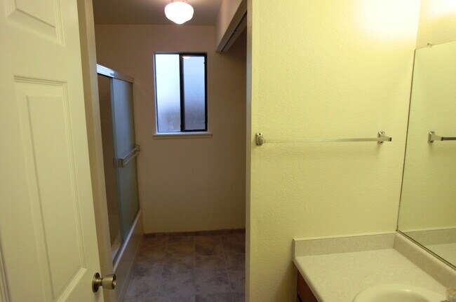 Foto del edificio - Great location - clost to town and shopping