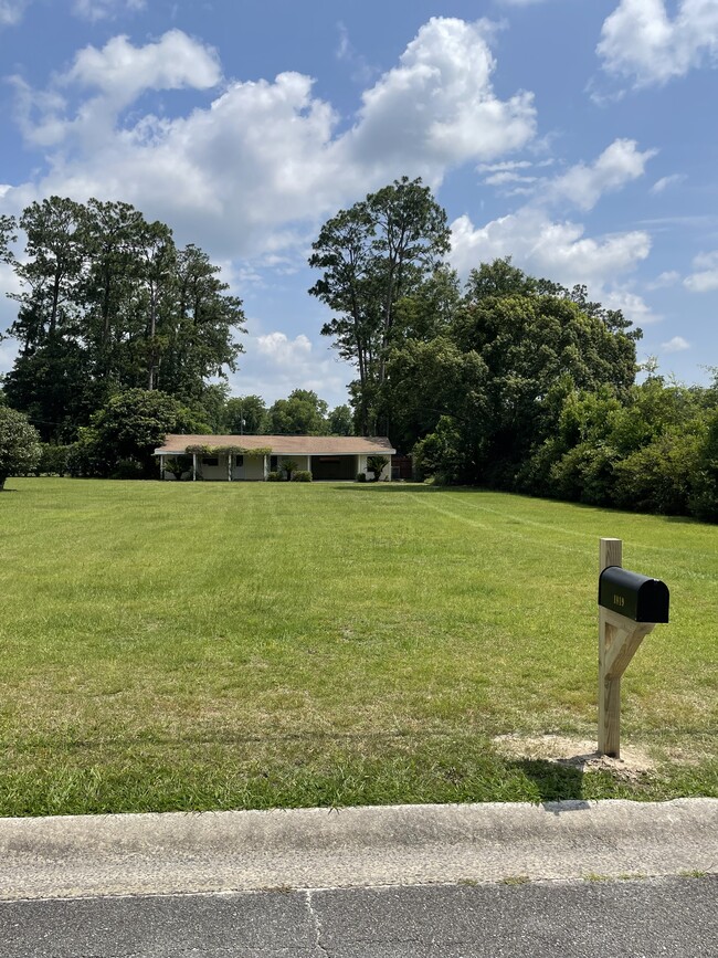 Huge front yard ! - 1918 Lamar Ave