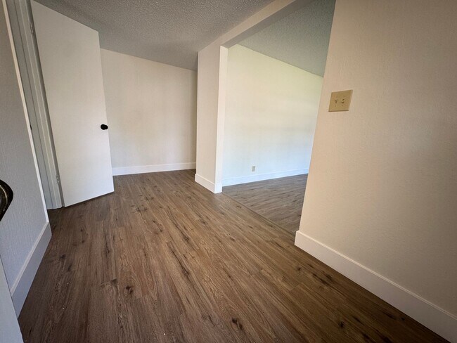 Foto del edificio - SPACIOUS 3 BEDROOM HOUSE IN PLEASANTON!!! Move in Special!