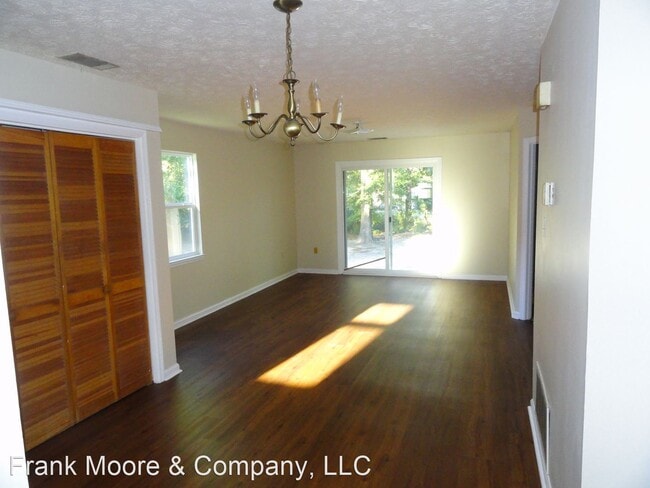 Building Photo - 1037 Ash St Ext