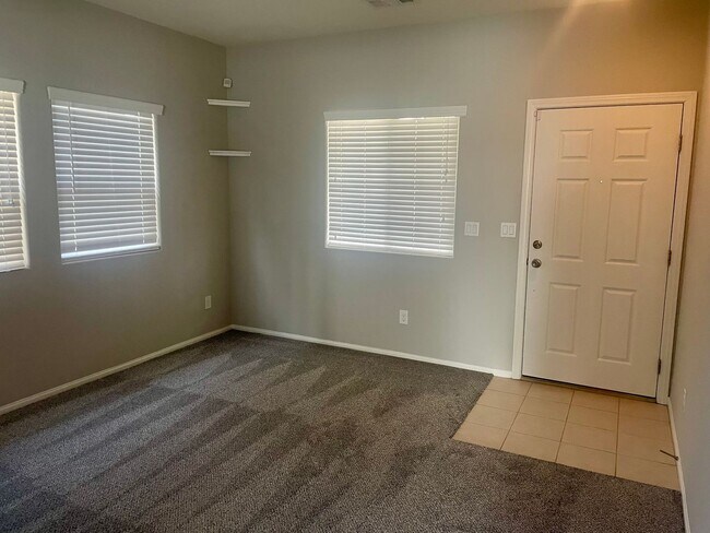 Foto del edificio - 3 bed 3 bath 2 car Garage in the Southwest...