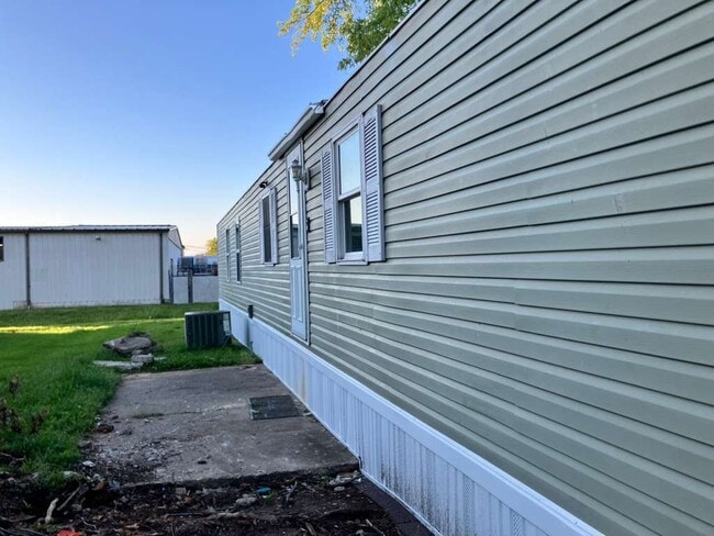 Building Photo - 4 Deerwood Park