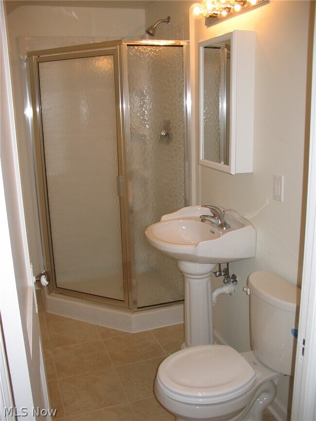 Foto del edificio - 2720 Mayfield Rd
