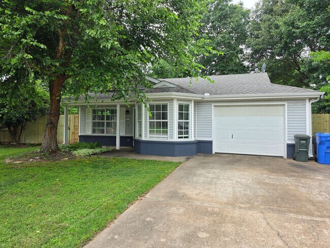 Building Photo - 3 Bedroom 2 Bath home in convenient location!