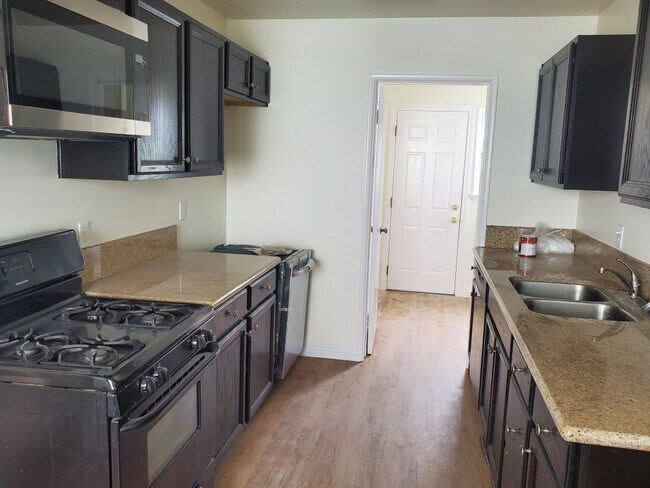 Kitchen - 2745 Cabrillo Ave