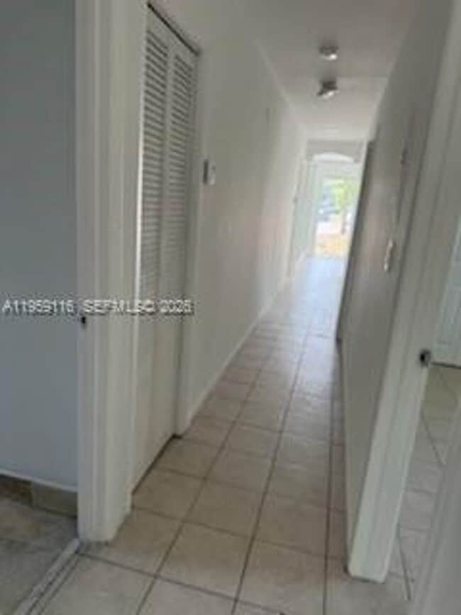 Building Photo - 1704 SW 43rd Ave