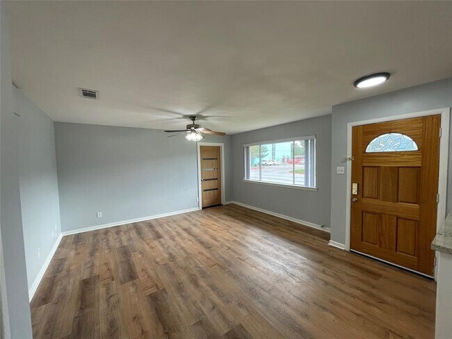 Building Photo - 328 1st St