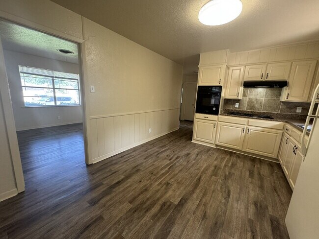 Building Photo - Good looking, updated 2 bedroom close to c...