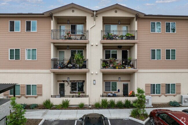 Alternar - Redwood Views Apartments