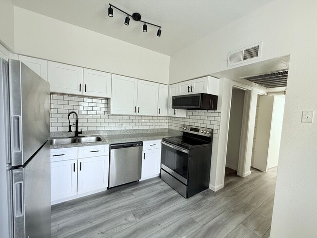 Building Photo - 1 Bedroom condo in Phoenix