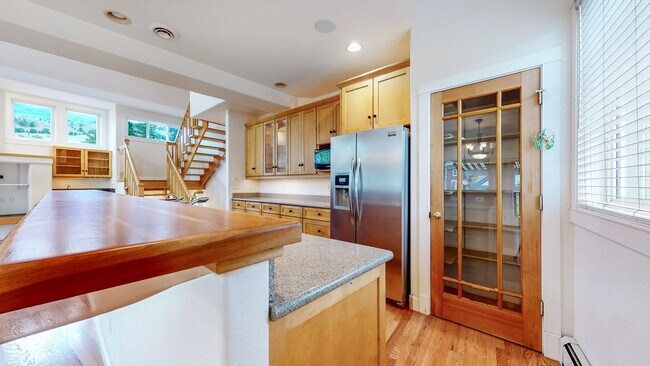 Building Photo - Stunning 2B/2B Home with Loft-Available Ma...