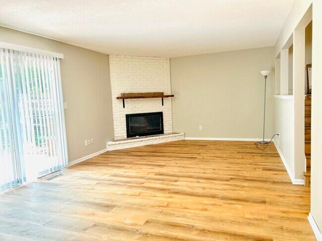 Building Photo - 2572 Lydiard Ave