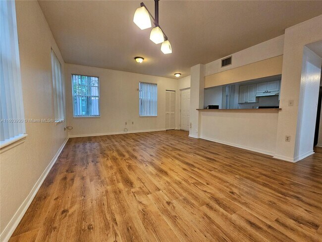 Building Photo - 6846 W Sample Rd