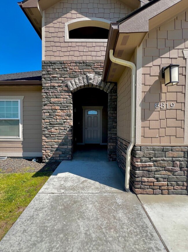 Foto del edificio - Non-Refundable & Security Deposit Total: $...
