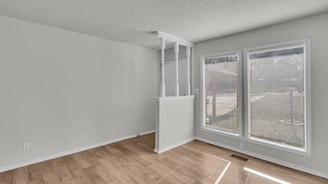 Foto del edificio - E 35th St Duplex