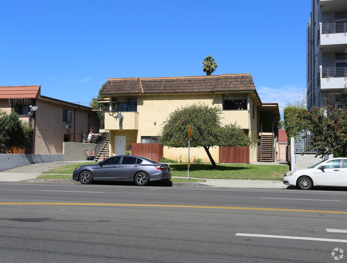 Building - 11951 Burbank Blvd