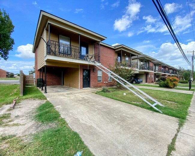 Foto del edificio - 2-Bed, 2.5-Bath Townhouse Near McNeese State University!!