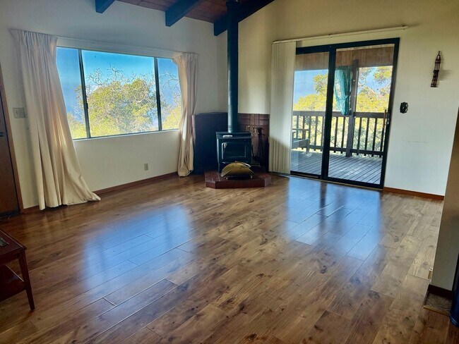 Foto del edificio - Experience comfort in this charming 3 bed, 2 bath rental home with a wood-burning stove, sunken j...