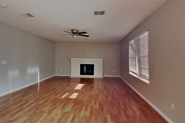 Foto del edificio - 7611 Round Grove Ln