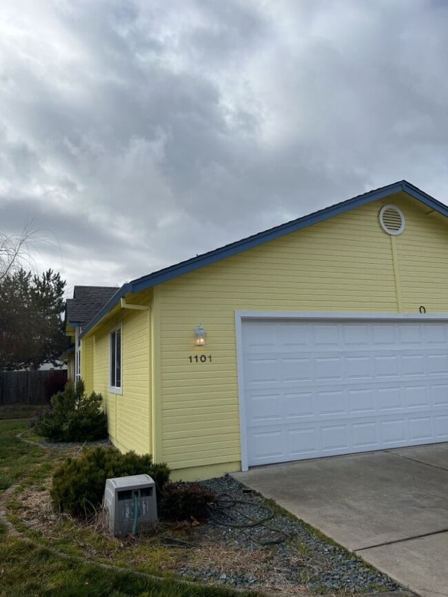 Building Photo - Spacious 3 Bed, 2 Bath Home on a Corner Lot in Southwest Medford