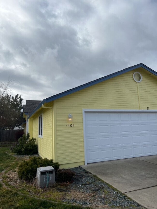 Foto del edificio - Spacious 3 Bed, 2 Bath Home on a Corner Lot in Southwest Medford