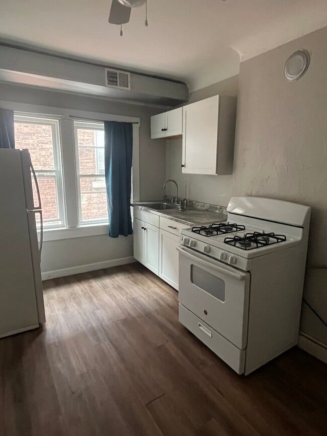 ¡Excelente y espaciosa cocina con mucha luz natural! - 2004 E 125th St